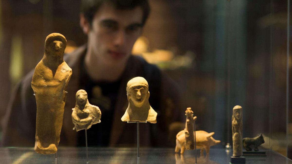 An ANU student looks into a glass cabinet at the ANU Classics Museum.
